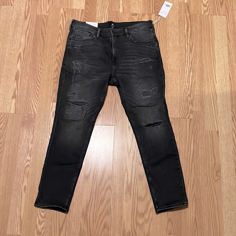 NWT❗️ H&M - black distressed jeans (Size 36)
